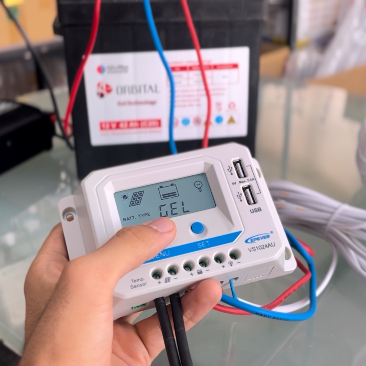 شارژ کنترلر متصل به سیستم خورشیدی