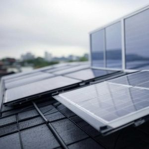 پنل‌های خورشیدی در هوای ابری